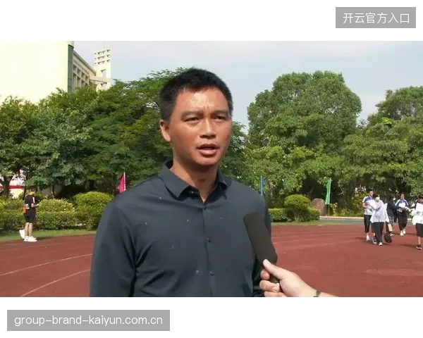 足球教练队内讲话太燃刷屏：激情引爆全场，激励士气的幕后秘籍